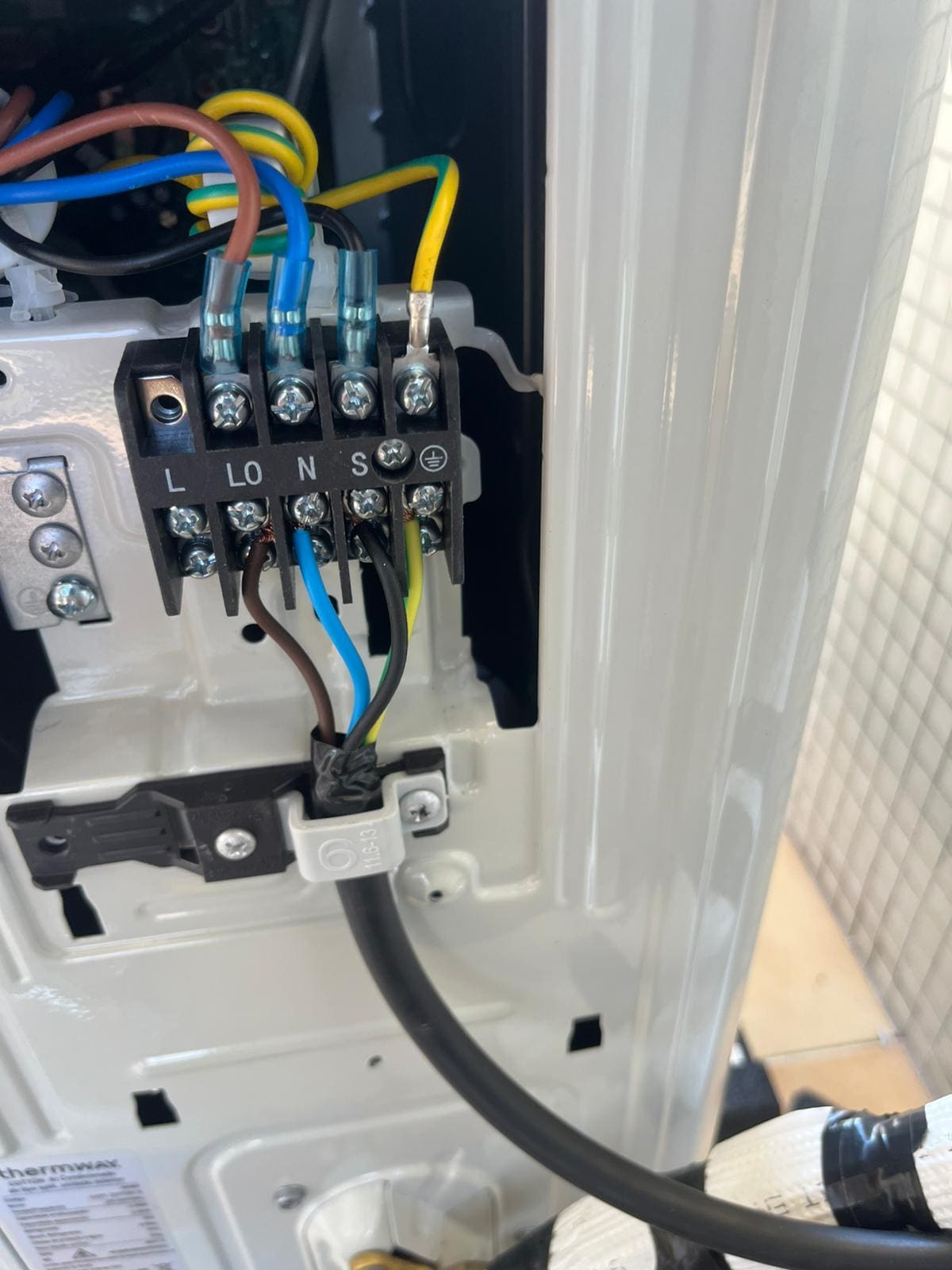 Ligações elétricas de unidade de ar condicionado