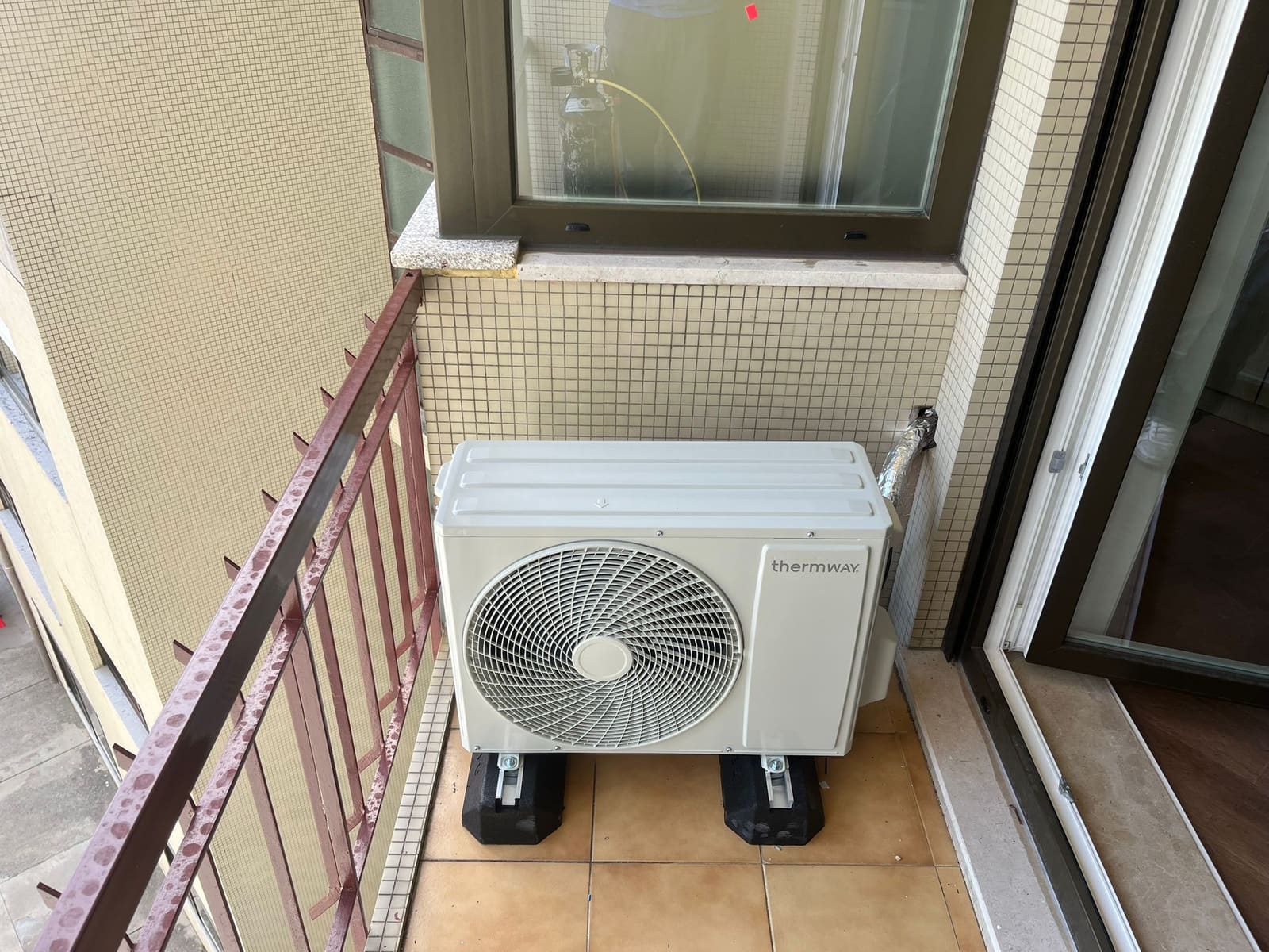 Unidade exterior de ar condicionado instalada em varanda