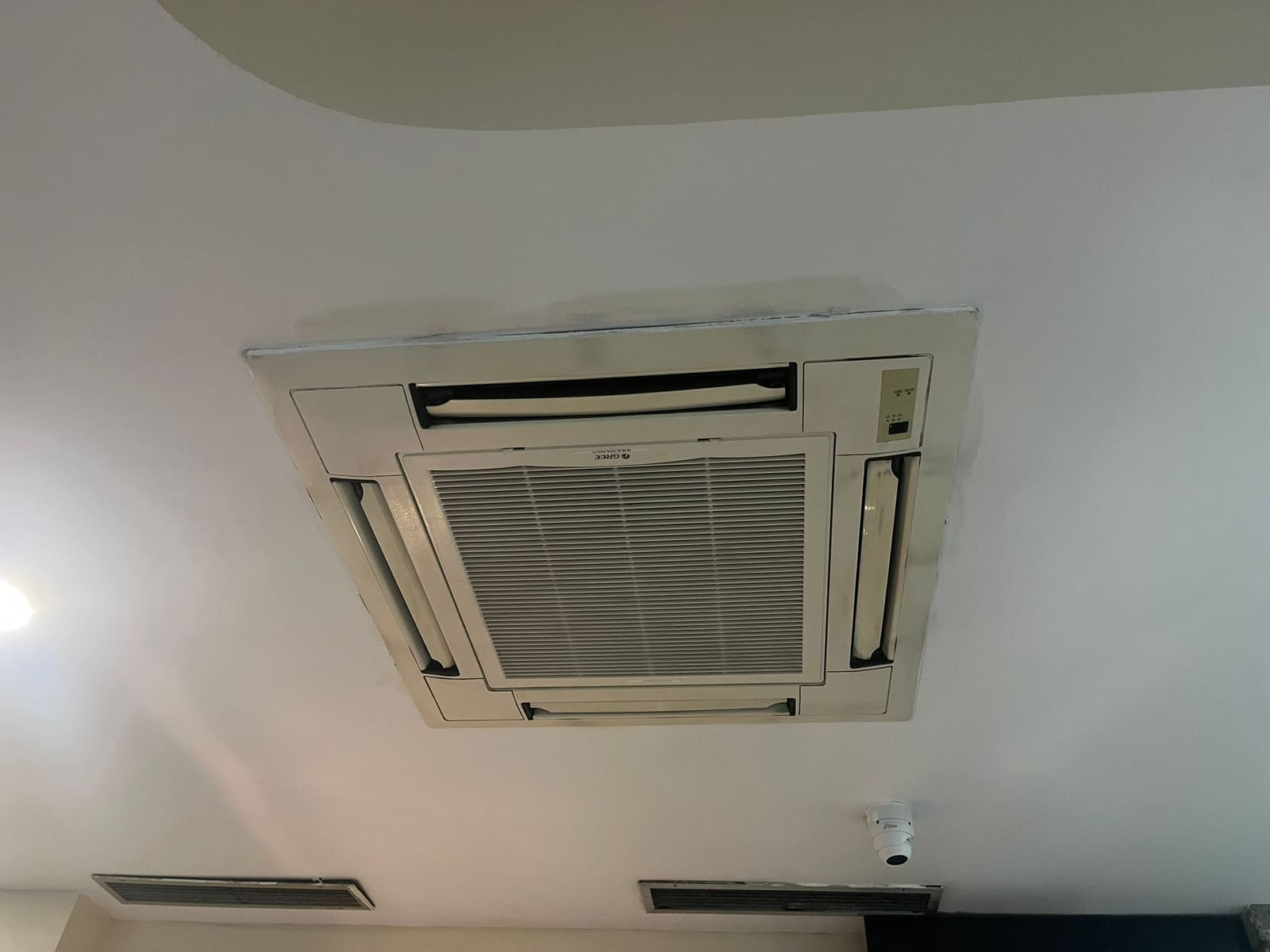 Ar condicionado cassete de teto instalado pela RC