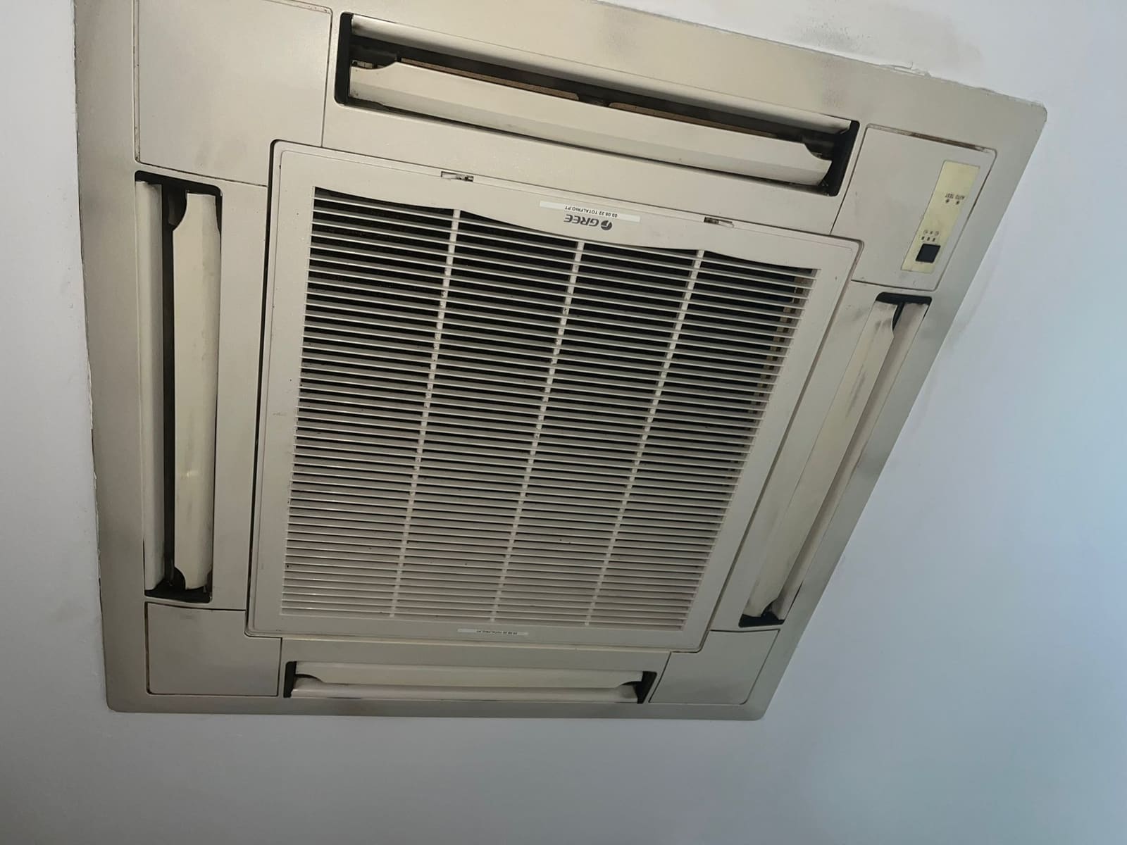 Cassete de teto de ar condicionado instalada