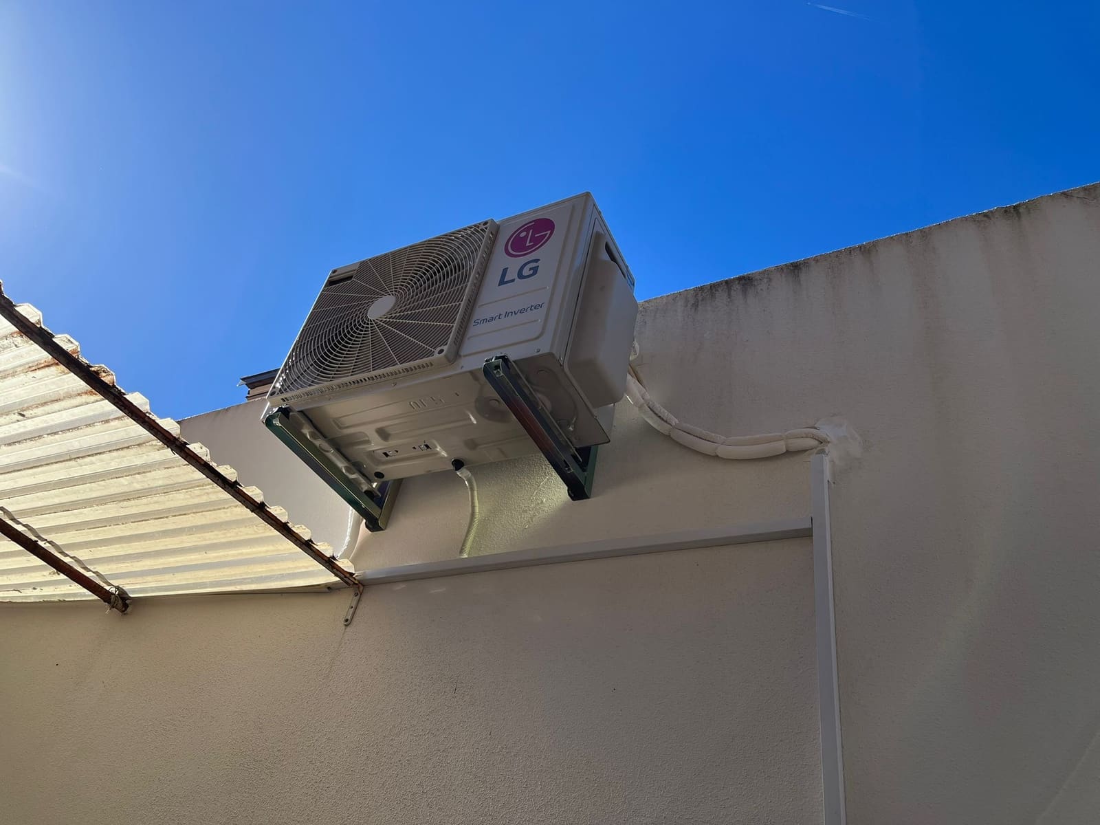 Unidade exterior de ar condicionado montada em fachada