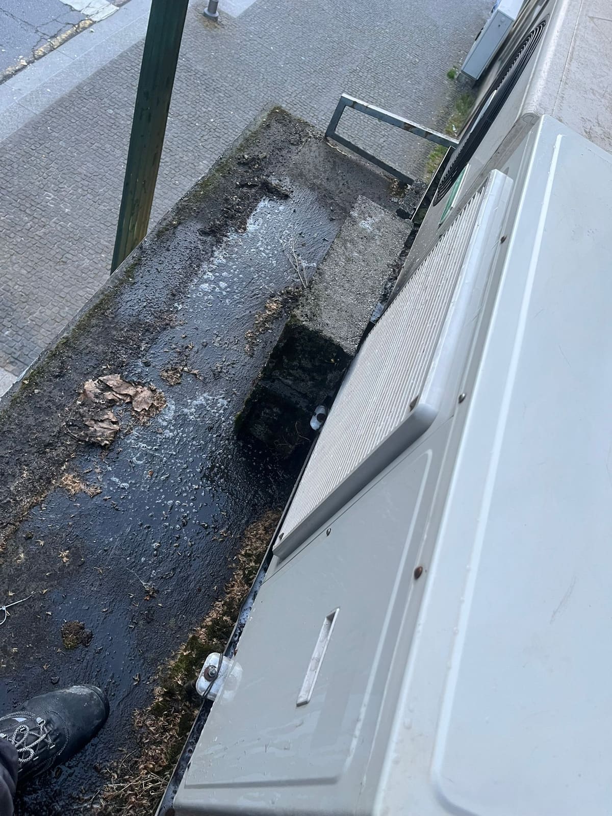 Unidade exterior de ar condicionado instalada em terraço