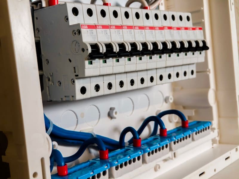 Quadro elétrico com disjuntores instalado